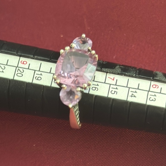 Elegant Pink Gemstone Ring - Picture 1 of 9